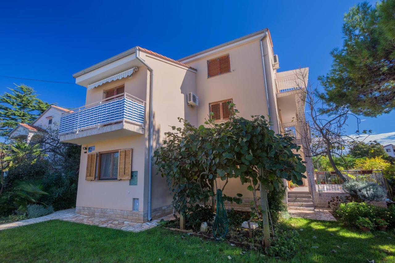Apartment Mladen *