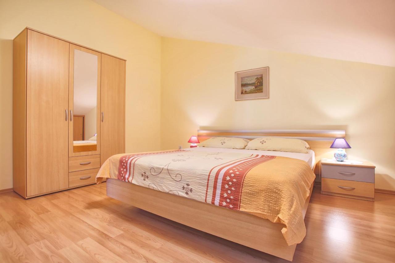 Apartment Mladen *